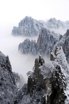 黄山出现震撼金色雪景 美得令人心醉神迷