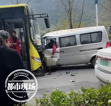 广西全州公交车撞面包车