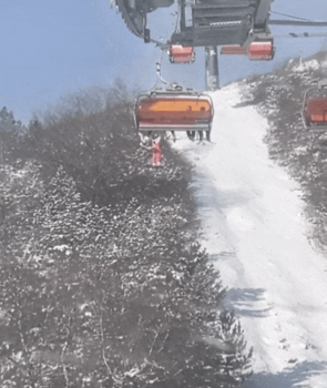 现场画面！儿童从雪场缆车掉落