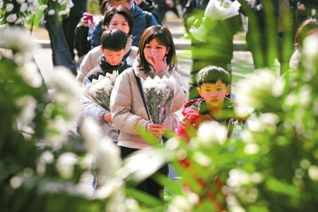 大學(xué)生感謝黃老讓我們挺直了脊梁 數(shù)千人深情送別