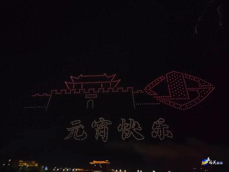 嘉峪關(guān)夜空上演無人機(jī)燈光秀 光影魔術(shù)驚艷全城