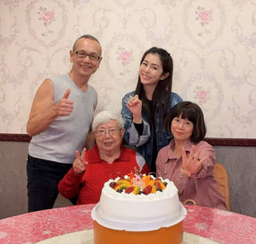 任容萱為104歲外婆慶生 狀態(tài)超好似六七十歲