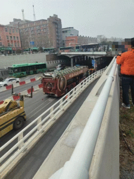 鄭州雙層巴士過隧道車頂被撞掉 現(xiàn)場碎片散落引發(fā)關(guān)注