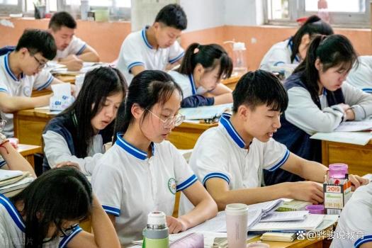 专家建议中小学缩短至10年 促进教育公平与减负
