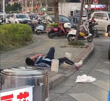 南宁一男孩突遭蜂群攻击倒地 路人紧急救援