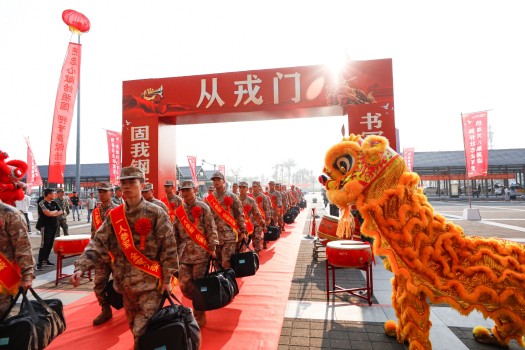 海南新兵啟程奔赴軍營 踏上軍旅征程