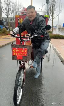 山东球迷骑行21天到杭州为国足加油 铁杆精神令人动容
