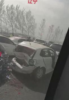 疑烧秸秆产生烟雾引发高速多车追尾 事故原因待查