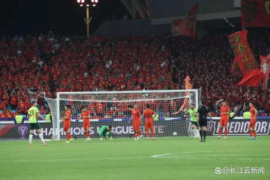 王大雷致命失误 国足半场0-2落后 主帅无奈至极