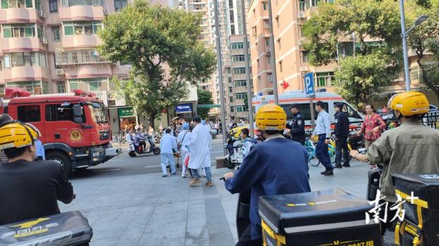 广州越秀区一男子坠楼送医 现场目击者描述惊险瞬间