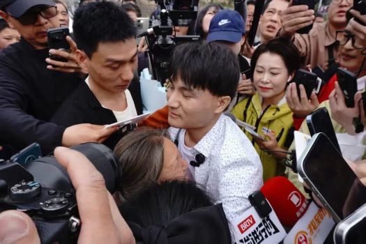 失散23年回家后男子获全网爱心接力 跨越万里终团圆
