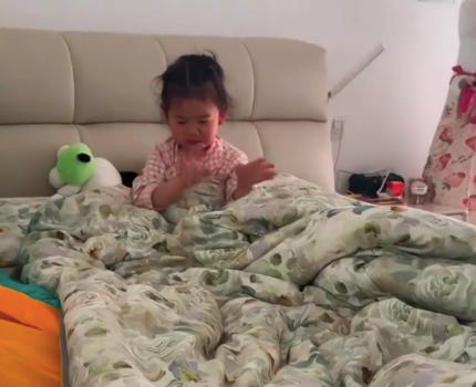 萌娃听到音乐靠着肢体记忆强行开机 网友：全幼儿园的娃都通用