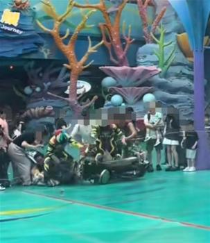 长隆一乐园摩托表演失误撞倒游客 未造成人员受伤