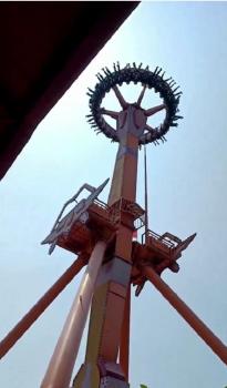 园方称大摆锤空中倒挂非故障 概率事件引发关注