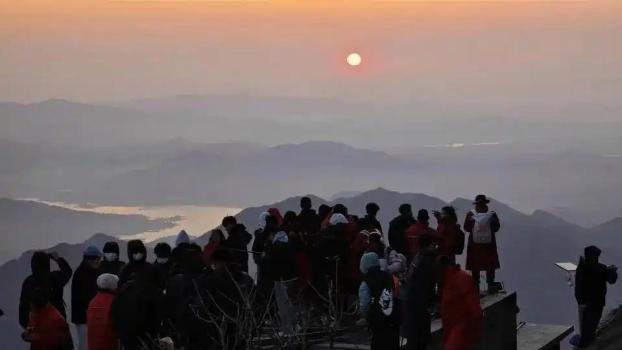 五一夜爬泰山看日出游客發(fā)聲 人潮與寒風(fēng)中的難忘體驗
