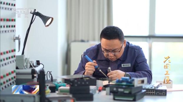 歐洲大停電 中國(guó)一位電工意外“紅” 0.13秒恢復(fù)電力