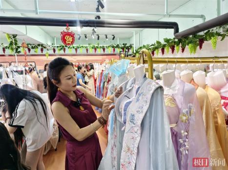 西安再現(xiàn)三步一公主五步一貴妃 漢服熱席卷古城