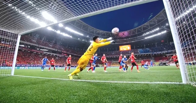 劉殿座獻神撲助蓉城登頂 門將表現(xiàn)神勇