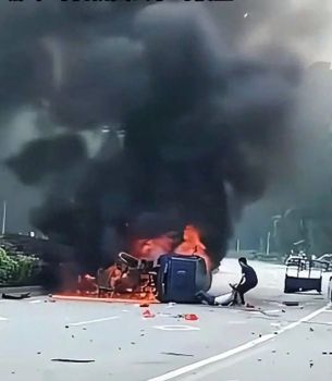媒體對(duì)話(huà)徒手掰門(mén)救人的男子 把握最后救援時(shí)機(jī)