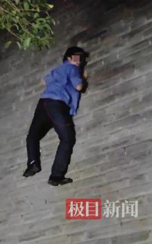 男子爬西安城墻像“巖羊” 景區(qū)回應(yīng) 將核查此事