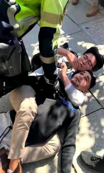 巴塞羅那街頭抓賊的山東小伙火了 裸絞小偷成英雄