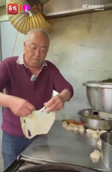 大叔25年賣雞蛋餅掙4套房 平凡手藝人成就非凡