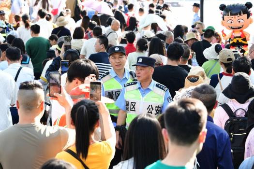 游客與女兒走散武警官兵尋回 西湖最溫暖守護