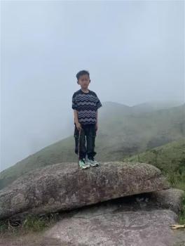 8歲男童在1800米山頂失蹤24小時(shí) 多方通宵搜救中