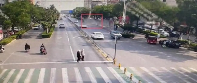 車輛撞向公交站臺致多人倒地 肇事者已被控制