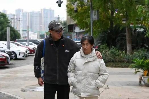 男子辭職照顧智力退化到2歲的媽媽 愛的逆行賽跑