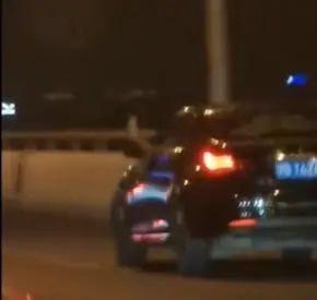 上海高架一司機把腳伸出窗外開車 危險行為引熱議
