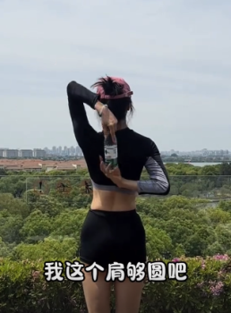 如何在家用水瓶練出直角肩,？接水瓶練背太牛了