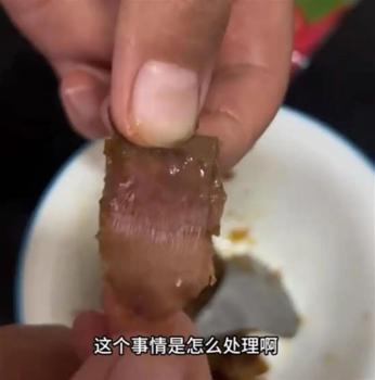來伊份粽子被指吃出帶血創(chuàng)可貼 寶媽質(zhì)問商家責(zé)任