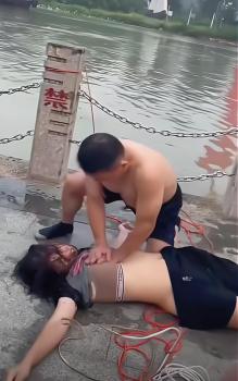 大叔救溺水女被質(zhì)疑猥褻 無理指責(zé)引發(fā)爭議