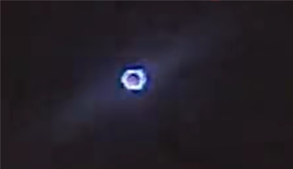 美國疑出現(xiàn)UFO盤旋15分鐘 發(fā)光飛行物引發(fā)熱議