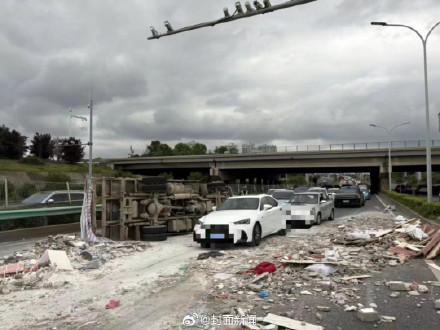 貨車超載側(cè)翻堵塞道路被罰 嚴(yán)重超載致?lián)矶?/><em>貨車超載側(cè)翻堵塞道路被罰 嚴(yán)重超載致?lián)矶?/em></a></div>
              

              <div   id=