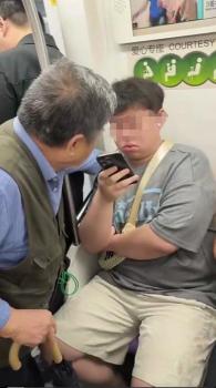 83歲老人地鐵內(nèi)拖拽小伙要求讓座 愛心專座之爭(zhēng)引發(fā)討論