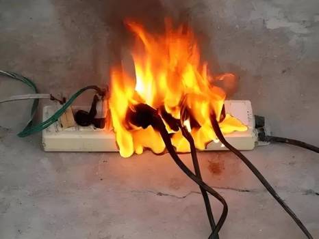 插排一直插多個(gè)充電器致臥室著火,！