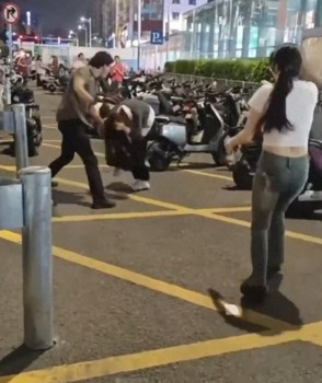 深圳公安回应男子地铁口打人 涉事者曾患精神分裂症