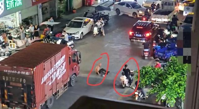 女童坐媽媽車上突遭男子飛撲拽落,，作案男子當(dāng)場被抓