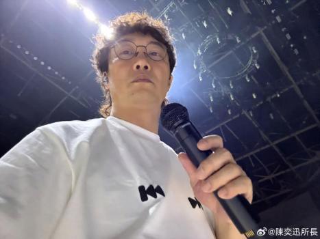 新冠刚康复的陈奕迅演唱会上爆咳 现场观众热烈打气