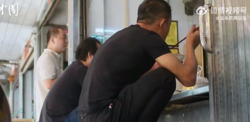 續(xù)肉不停,！廣東潮汕菜市場的豬腳飯要蹲著吃