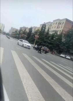 警方通報社區(qū)女書記開車撞人致2傷 故意沖撞引發(fā)關注