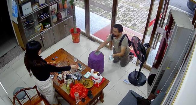 男子進(jìn)店“乞討”未果騷擾店員 惡劣行為引店主不滿