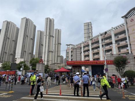 最強(qiáng)高考應(yīng)援團(tuán) 全家總動(dòng)員助力考生