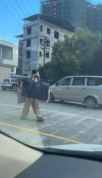女孩考試后獨自挑行李回家 腳步鏗鏘有力