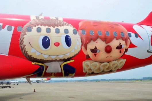 LABUBU彩繪飛機(jī)現(xiàn)身昆明機(jī)場 潮玩元素吸引旅客目光