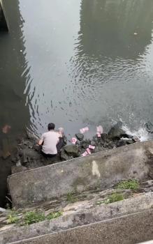 河道現(xiàn)大量鈔票系精神障礙患者丟棄 警方介入調(diào)查