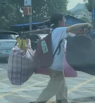 白巖松祝福扁擔(dān)女孩 自強(qiáng)少女引熱議
