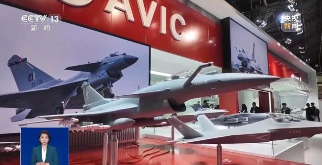殲10CE模型亮相巴黎航展引外國人圍觀 成航展明星展品
